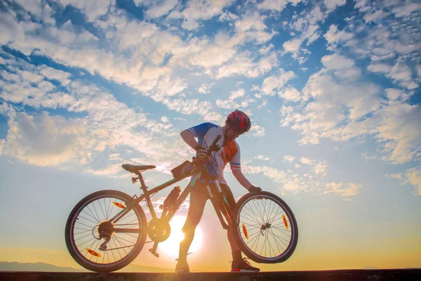 Homme Cycliste Difficulté Roue Avant Vélo Sur Route Besoin Réparation — Photo