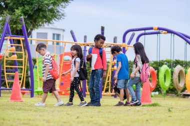 Çocuklar anaokulunda okul çıkışında okul çıkışında okul bahçesinden yürüyerek geçecekler.