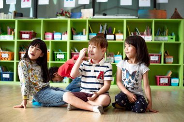 Erkek çocuk, okul öncesi dönemde sınıftaki iki kızın da zorbalığına uğruyor. Okulda oynayan grupların acımasızlığına üzülüyor.