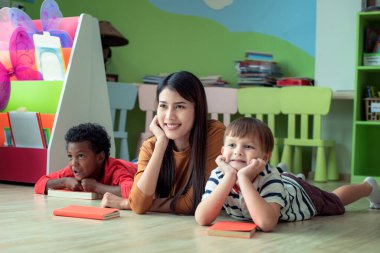 Genç bayan öğretmen, anaokulu çocuklarıyla birlikte televizyon filmi izleyen belgesel içerikli filmlere katılıyor, öğretmenlerin çocuk konseptine yakın uyarıları ve önerileri var.