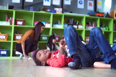 Anaokulunda, anaokulunda okuyan inatçı ve yaramaz çocuklar, kadın öğretmenlerin başını ağrıtıyor. Çocukların davranışları kontrol edilemez.