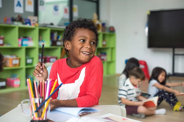 Kindergartenkinder Vorschulgruppe Lernen Zeichenstoff Klassenzimmer Und Haben Spaß Gemeinsamen Lernen — Stockfoto