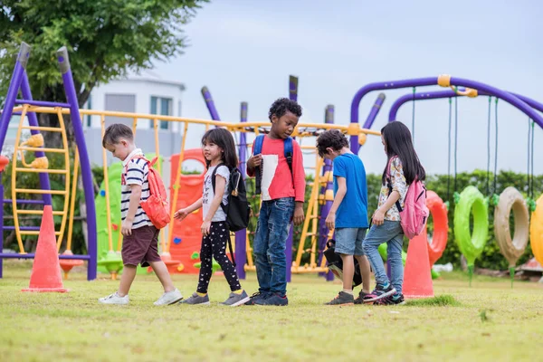 Kinder Des Vorschulkindergartens Gehen Nach Schulschluss Fuß Über Den Spielplatz — Stockfoto