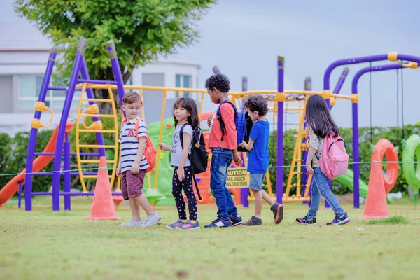 Decepcionado Jugar Niños Preescolar Jardín Infantes Caminando Pasar Por Advertencia — Foto de Stock