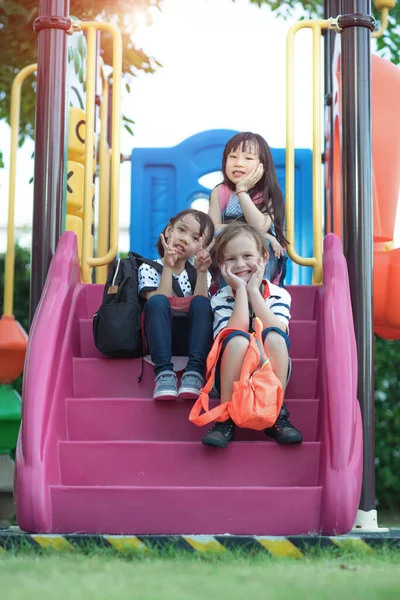 Grupo Niños Preescolares Internacionales Disfrutan Jugando Juntos Patio Escuela —  Fotos de Stock