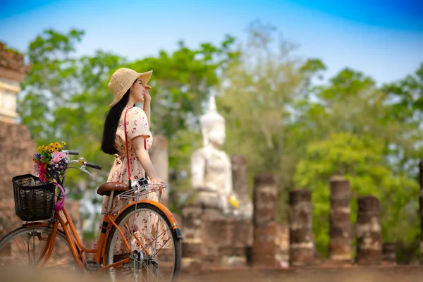 Mujer Viajero Montar Bicicleta Retro Disfrutar Turismo Toma Una Foto — Foto de Stock