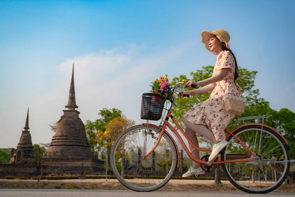 Mulher Viajante Andar Bicicleta Retro Desfrutar Passeios Tira Uma Foto — Fotografia de Stock