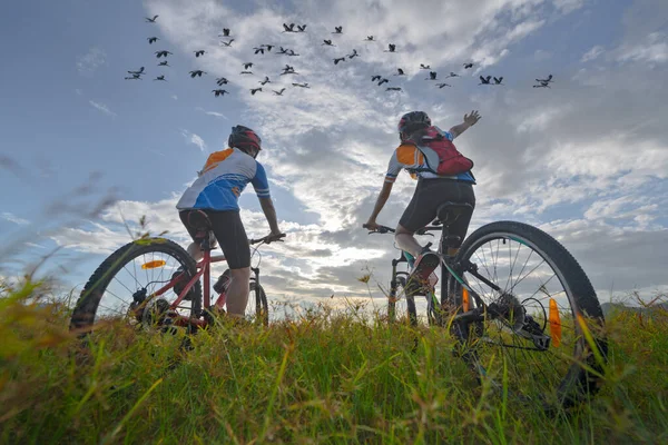 Amoureux Couple Famille Profiter Vie Vélo Sur Herbe Prairie Champ — Photo