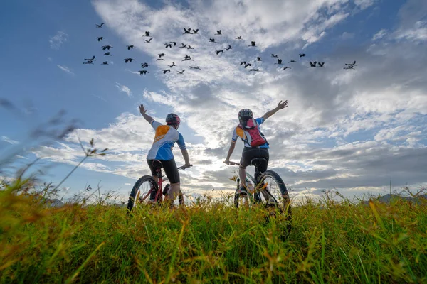 Οικογένεια Ζευγάρι Εραστής Απολαύσετε Ζωή Της Ιππασίας Ποδηλασία Στο Φρέσκο — Φωτογραφία Αρχείου