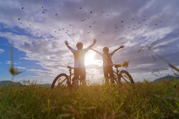 Amoureux Couple Famille Profiter Vie Vélo Équitation Sur Herbe Prairie — Photo