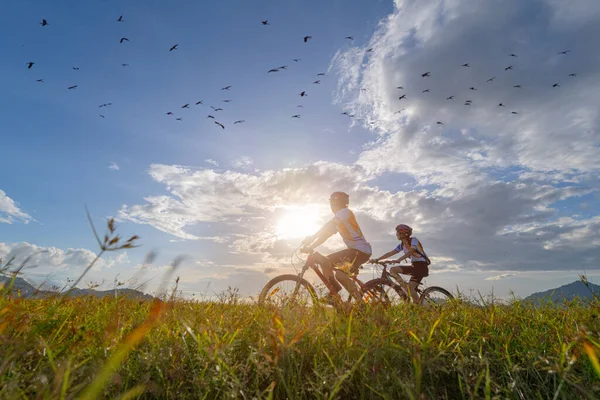 Amoureux Couple Famille Profiter Vie Vélo Équitation Sur Herbe Prairie — Photo