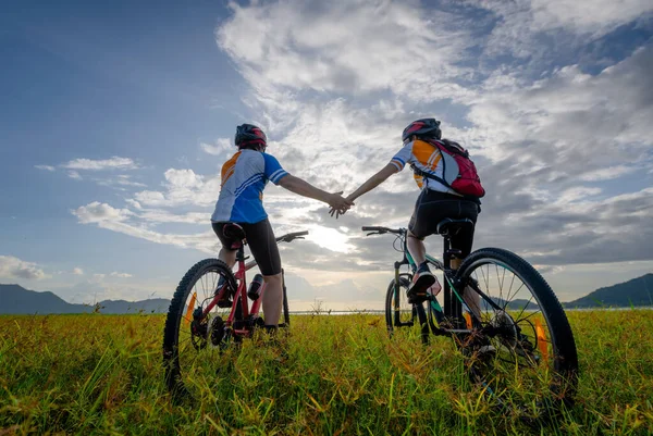 Amoureux Couple Famille Profiter Vie Vélo Équitation Sur Herbe Prairie — Photo