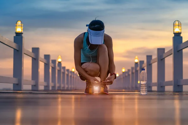 Rendas Tênis Corrida Ponte Madeira Por Mulher Corredor Corrida Exercício — Fotografia de Stock