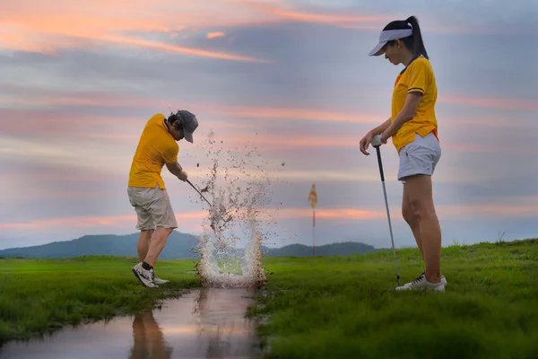 Plusk Wody Kanale Wyścigowym Pola Golfowego Hit Piłka Golfowa Dala — Zdjęcie stockowe