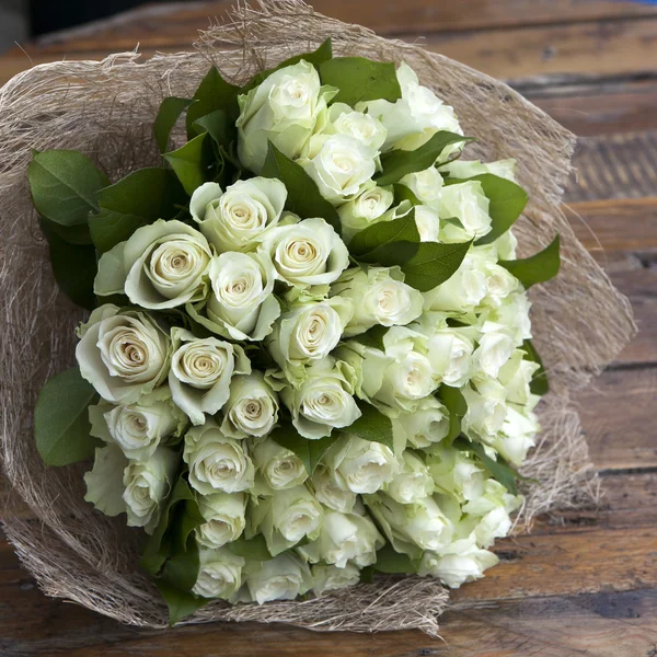 Весільний букет з білої троянди в яскравих кольорах з синьою ручкою — стокове фото