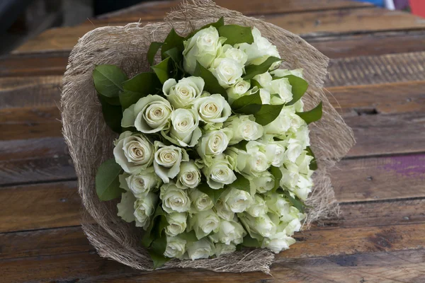 Brautstrauß aus weißer Rose in hellen Farben mit blauem Griff — Stockfoto