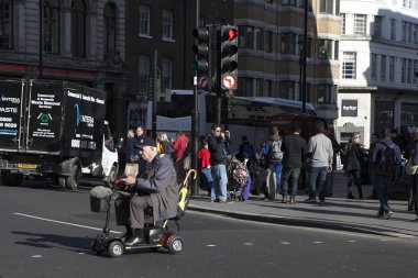 Sürücü hareketlilik scooter Londra Caddesi ile yaşlı adam.