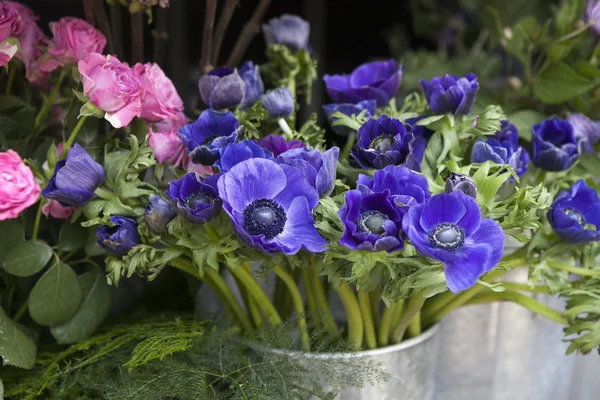 Rood en blauw voorjaar bloemstuk: anemonen, ranoncullus en — Stockfoto