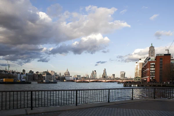 Stadt London Geschäfts- und Finanzwelt Blick vom Ufer der Themse — Stockfoto