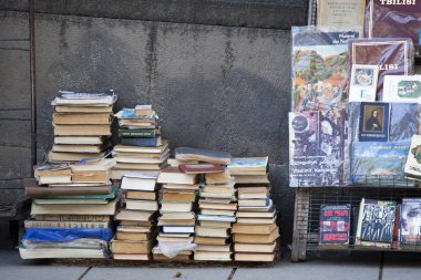 Sokak satıcı satış ikinci el çeşitli konularda kitaplar