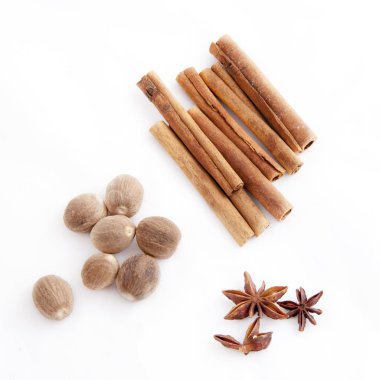 Anason ve beyaz zemin üzerine tarçın