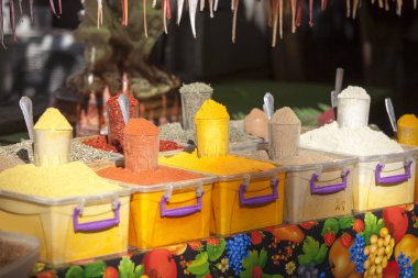 Semt pazarı çeşitli baharat. Gürcüce yazılı etiket şeffaf kova dolu