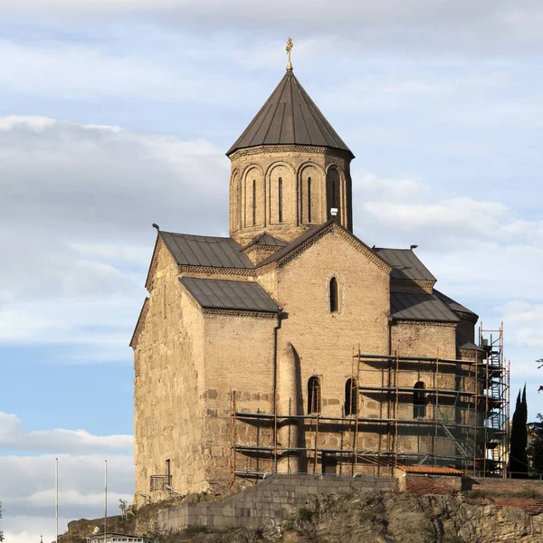 Metekhi Church above the Kura river in Tbilisi, Georgia. — Stock Photo, Image