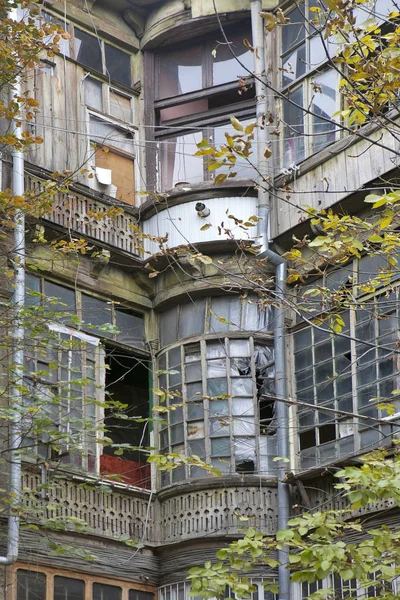 Тбилиси, Грузия - 19 мая 2016 года: Балкон старого дома в старой части Тбилиси - столица Грузии . — стоковое фото