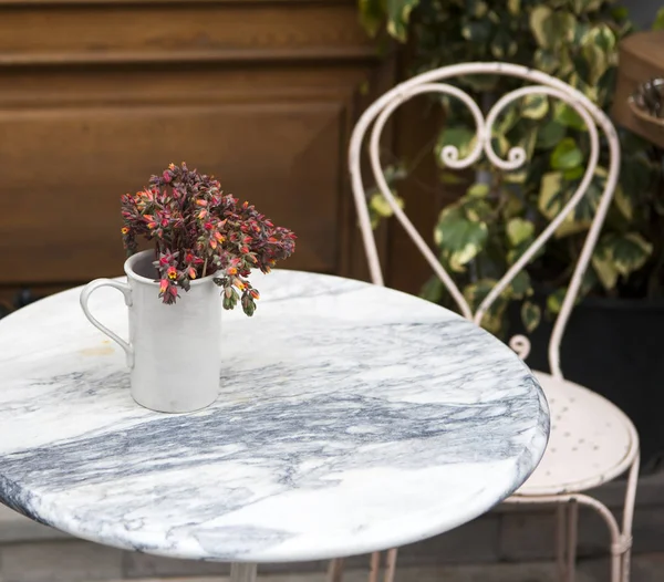 Café de rue avec fleur sur la table à Tbilissi — Photo