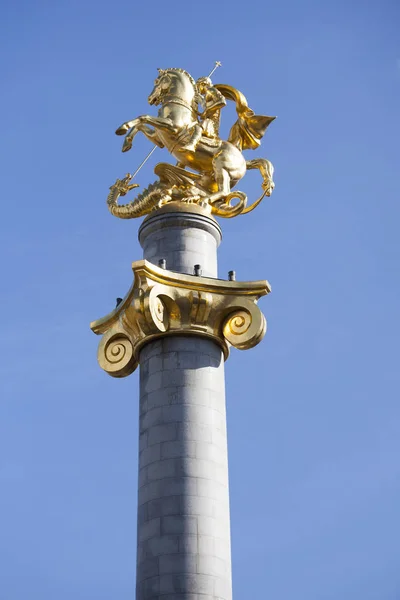 Тбилиси, памятник Георгию Победоносцу на площади Свободы — стоковое фото