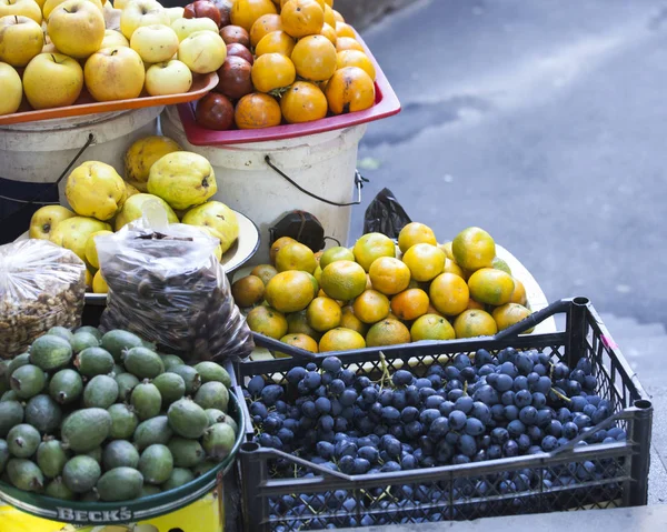 Kvitten, mandariner, vindruvor, fikon i behållare till salu i en vegetabilisk butik i Tbilisi — Stockfoto