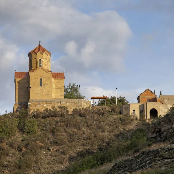 Castillo medieval de Narikala y ciudad de Tiflis vista general, República de Georgia, región del Cáucaso — Foto de Stock