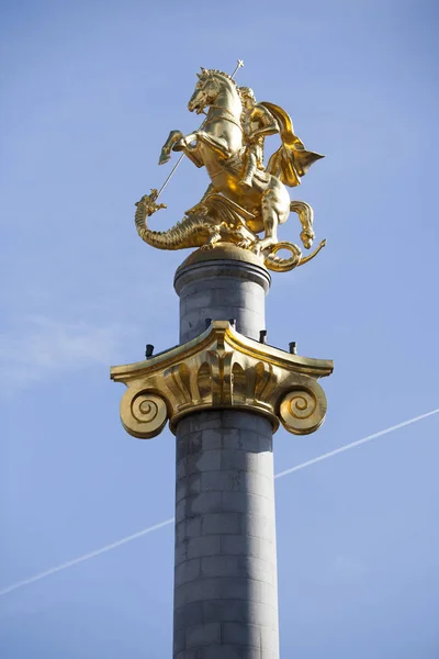 Památka svatého Jiří zabíjí draka na náměstí svobody Gruzie Tbilisi — Stock fotografie