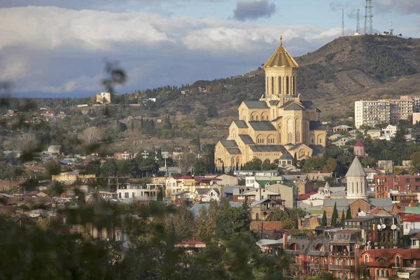 TBILISI, GEORGIE - 04 novembre 2016 : Vue aérienne du centre-ville de Tbilissi depuis la forteresse de Narikala, Géorgie — Photo