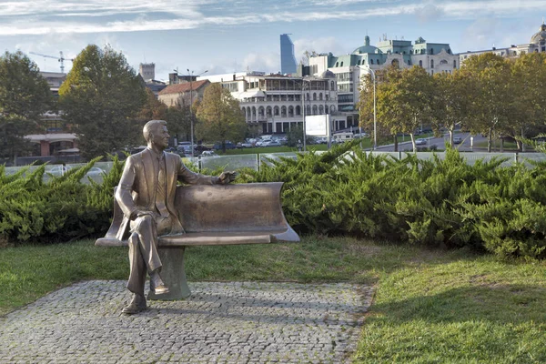 Egy mosolygó Reagan ül egy padon, keresztbe lábait, ábrázoló bronzszobor megtalálható a Rike Park. — Stock Fotó