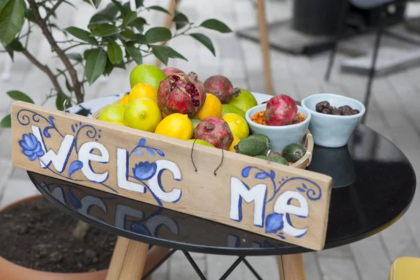 Frukt på shop ingången med en skylt ”Välkommen” utan bokstaven O — Stockfoto