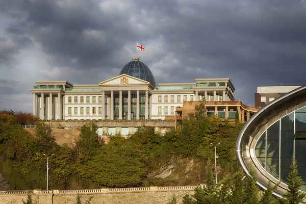 Sala koncertowa i oficjalną rezydencją prezydenta Gruzji w Tbilisi, Gruzja — Zdjęcie stockowe