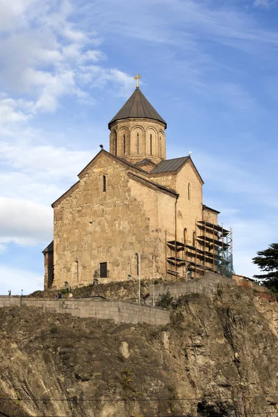 Metekhi Church above the Kura river in Tbilisi, Georgia. — Stock Photo, Image