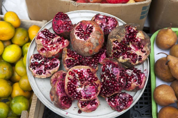 深色背景下的红果汁石榴 — 图库照片