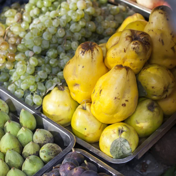 Uvas, marmelos, tangerinas, figos em recipientes para venda numa loja de produtos hortícolas em Tbilisi — Fotografia de Stock