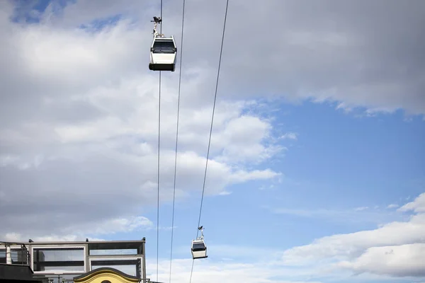 Funicular sobre a cidade de Tbilisi ao pôr do sol. Geórgia — Fotografia de Stock