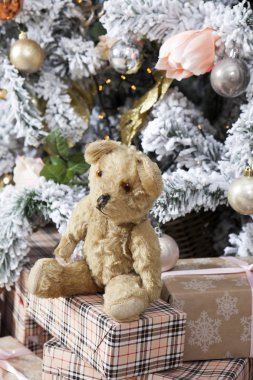  Oyuncaklar ve Noel ağacı garland ile Noel ağacı. Vintage te