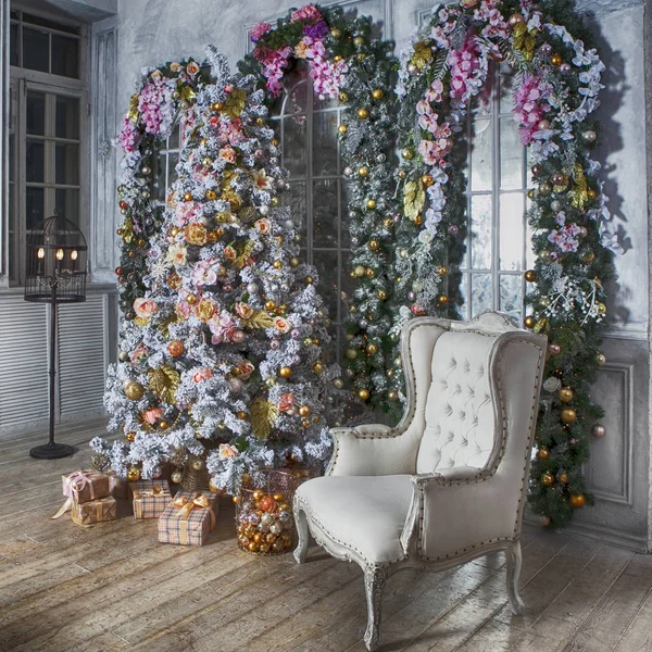 Arbre de Noël sur sol en bois à l'intérieur blanc. Arbre de Noël — Photo