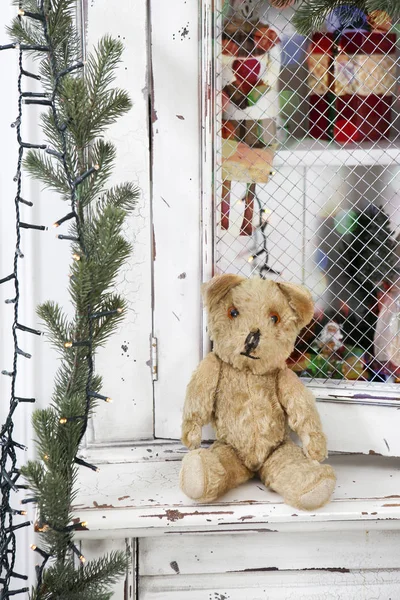 Vintage teddy-beer zittend op de kast — Stockfoto