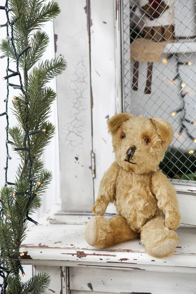 Vintage teddy-bear sitting on the wardrobe — Stock Photo, Image