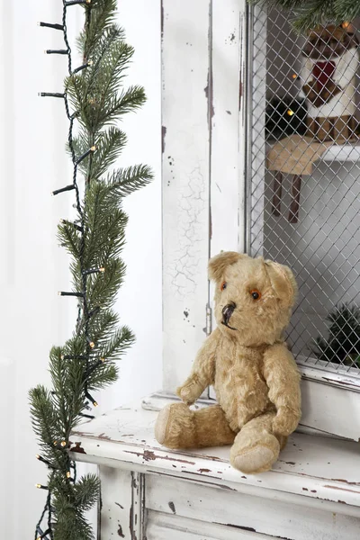 Vintage teddy-beer zittend op de kast — Stockfoto