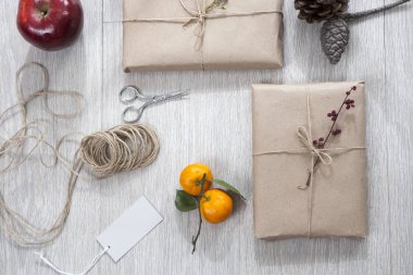 Masaya hediye paketleri için çeşitli maddelerinin.