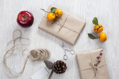 Masaya hediye paketleri için çeşitli maddelerinin.