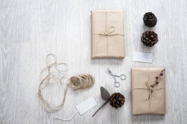 Masaya hediye paketleri için çeşitli maddelerinin.