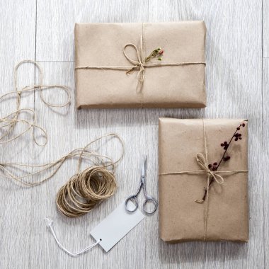 Masaya hediye paketleri için çeşitli maddelerinin.